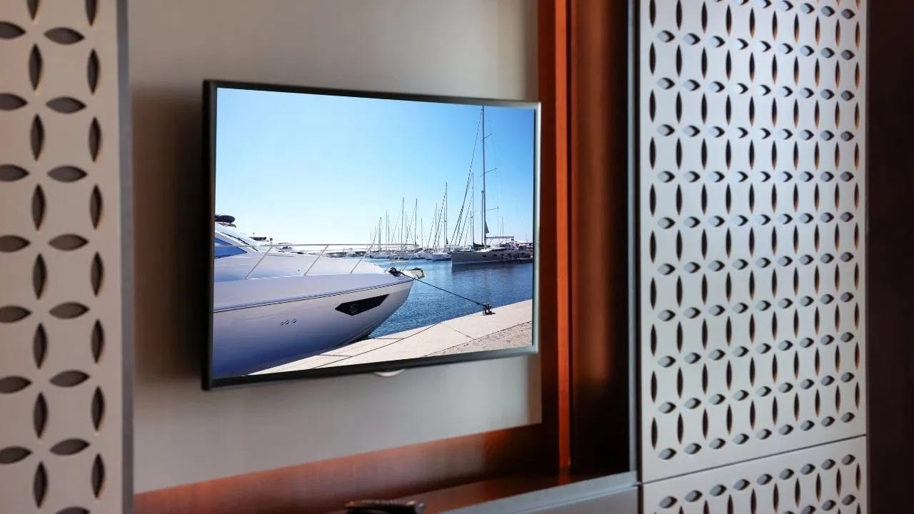 टीव्ही आणि सेट-टॉप बॉक्स बंद करण्याऐवजी, बरेच लोक त्यांना स्टँडबाय मोडमध्ये ठेवतात. स्टँडबाय मोडमध्ये देखील, डिव्हाइस काही वीज वापरते. म्हणून, झोपण्यापूर्वी टीव्ही आणि सेट-टॉप बॉक्स पूर्णपणे बंद करणे चांगले ठरेल.