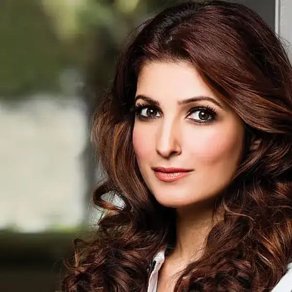 ट्विंकल खन्ना - दिवंगत अभिनेते राजेश खन्ना आणि अभिनेत्री डिंपल कपाडिया यांची लेक ट्विंकल खन्ना हिने देखील अनेक सिनेमांमध्ये काम केलं. ट्विंकल हिने अभिनेता अक्षय कुमार याच्यासोबत लग्न केलं आणि बॉलिवूडपासून दूर झाली. आज ट्विंकल लेखिका आहे. सोशल मीडियावर देखील तिने अनेक फोटो आणि व्हिडीओ व्हायरल होत असतात,