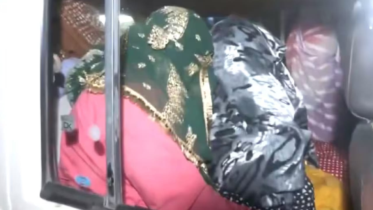 प्राथमिक तपासात समोर आले की ही इमारत मनोज गुप्ता यांची असून, सुमारे दोन महिन्यांपूर्वी जौनपूर येथील अनिल कुमार यांनी ती भाड्याने घेतली होती. अटक करण्यात आलेले दोन्ही तरुण हे जवळच्या मिर्जामुराद भागातील रहिवासी असल्याचे सांगितले जाते.