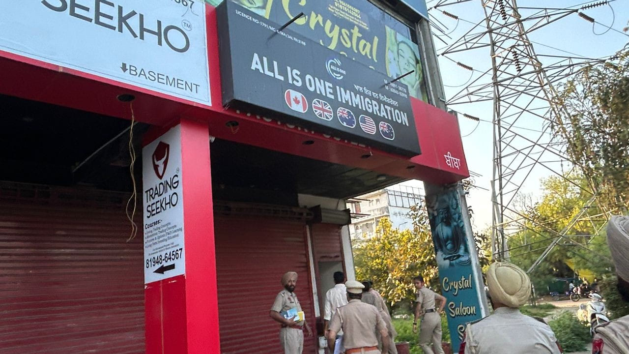 छापेमारीदरम्यान मोठी गोंधळाची परिस्थिती निर्माण झाली. स्पा सेंटरचा संचालक अंधाराचा फायदा घेत घटनास्थळावरून पसार झाला. मात्र, पोलिसांनी तात्काळ कारवाई करत तीन तरुणी आणि दोन तरुणांना रंगेहात पकडले.