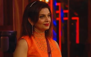 Varsha Usgaonkar : अभिनेत्री वर्षा उसगांवकर यांना मोठा धक्का,  पोलीस ठाण्यात घेतली धाव, नेमकं काय घडलं ?