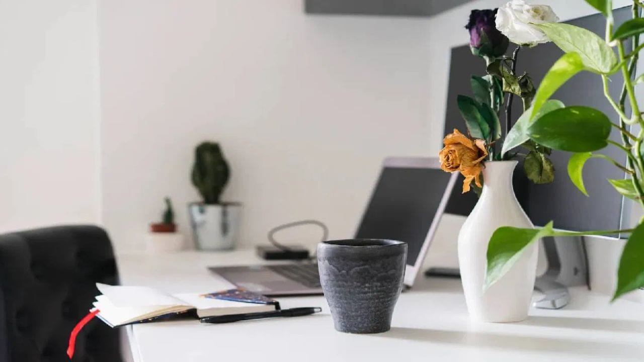 Vastu Shastra : व्यवसाय, नोकरीमध्ये अडथळे येतायेत? मग शनिवारी करा हा सोपा उपाय