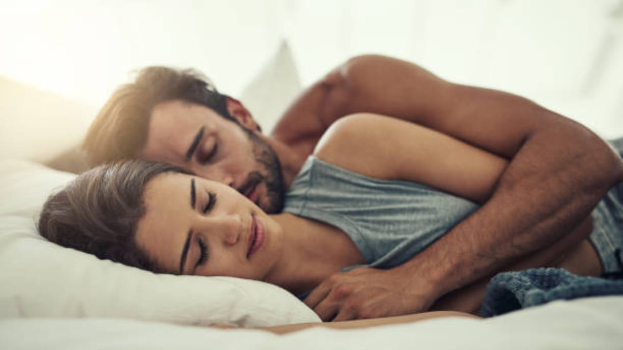 वास्तुशास्त्रात घरातील प्रत्येक गोष्टीला महत्त्व दिले जाते. घराची दिशा, रंग, वस्तूंची मांडणी इतकेच नाही तर पती-पत्नीने कोणत्या बाजूला झोपावे याबाबतही काही नियम सांगितले गेले आहेत. 