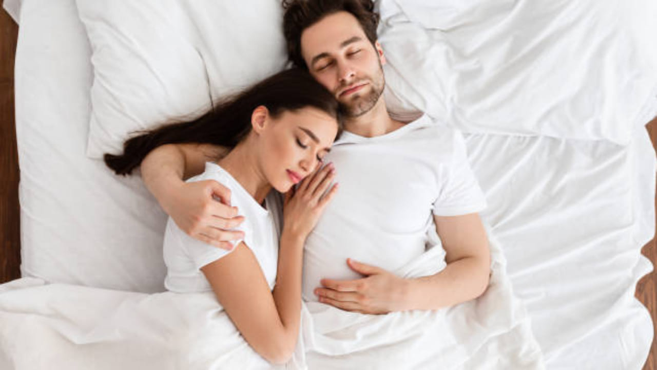 हिंदू धर्मग्रंथांनुसार, भगवान शिवाने अर्धनारीश्वर रूप धारण केले तेव्हा त्यांच्या डाव्या अर्धांगातून स्त्रीतत्त्व प्रकट झाले अशी कथा सांगितली जाते. त्यामुळे पत्नीला ‘वामांगी’ म्हणजेच डाव्या अंगाचा अधिकार दिला गेला आहे. म्हणूनच अनेक शुभकार्यांत पत्नी पतीच्या डाव्या बाजूला बसते. विवाहसोहळ्यातही वधूला वराच्या डाव्या बाजूला स्थान दिले जाते.