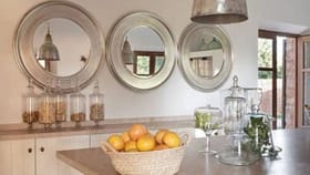 स्वयंपाकघरात आरसा लावत असाल तर व्हा सावध, वास्तूशास्त्रात सांगितलंय....