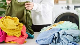 कपडे धुताना कपड्यांचा रंग फिकट पडतो, 'या' 5 टाळा.