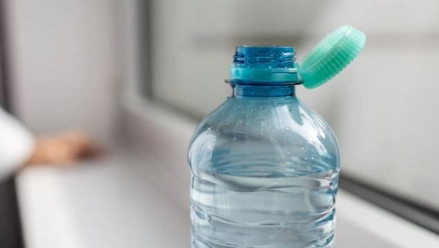 सध्या आखाती देश खूपच चर्चेत आहेत. इराण आणि इस्रायल यांच्यातील युद्धामुळे आखाती देशाची अर्थव्यवस्था, तेथील व्यवसाय, उद्योग याबाबत बोललं जात आहे. नैसर्गिक वायू, कच्चे तेलाच्या मदतीने येथील देश आपली प्रगती करत आहेत. या देशात गोड पाण्याचे स्त्रोत खूपच कमी आहेत.