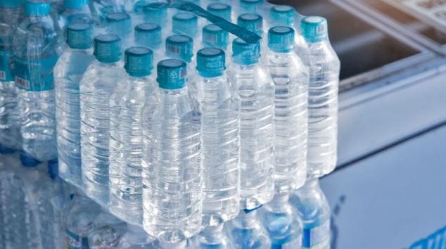 गोड पाण्याचा स्त्रोत कमी असल्यामुळे आखाती देश हे पिण्याच्या पाण्यासाठी समुद्राच्या पाण्यावर अवलंबून आहेत. समुद्राच्या पाण्यावर प्रक्रिया करून त्यातून गोड पाणी मिलवले जाते. नंतर हेच पाणी पिण्यासाठी वापरले जाते. समुद्रातील खाऱ्या पाण्यावर प्रक्रिया करणे हे खूपच खर्चिक आहे. 