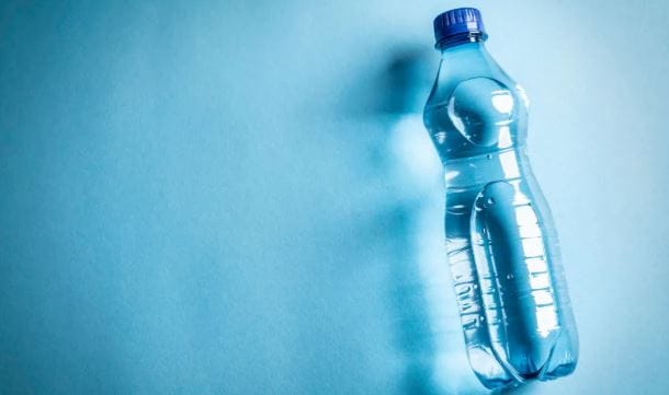 संयुक्त अरब अमिरातीमध्ये दुबईसारख्या शहरात दीड लीटर पाण्याची बॉटल 45 ते 68 भारतीय रुपयांना विकली जाते. प्रिमियम ब्रँडच्या बॉटलची किंमत तिथे 225 रुपये असते. सौदी अरेबियातही दीड लिटर पाण्याची किंमत  SAR 2.28 म्हणजेच साधारण 50 रुपये आहे. प्रिमियम बॉटलची किंमत तिथे 400 रुपये आहे. 