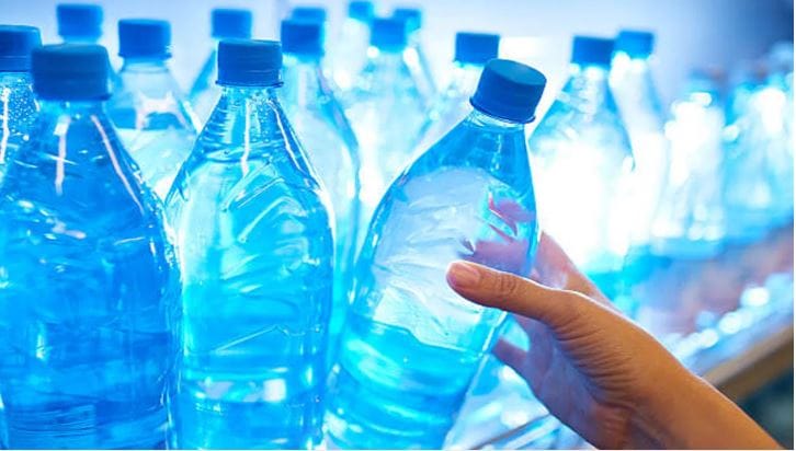 आखाती देशांच्या तुलनेत भारतात पाणी खूपच स्वस्त आहे. भारतात एक लीटर पाण्याची बॉटल 20 रुपयांना मिळते. भारतात काही ठिकाणी गोड पाणी मोफत मिळते. आखाती देशात मात्र तशी परिस्थिती नाही. 