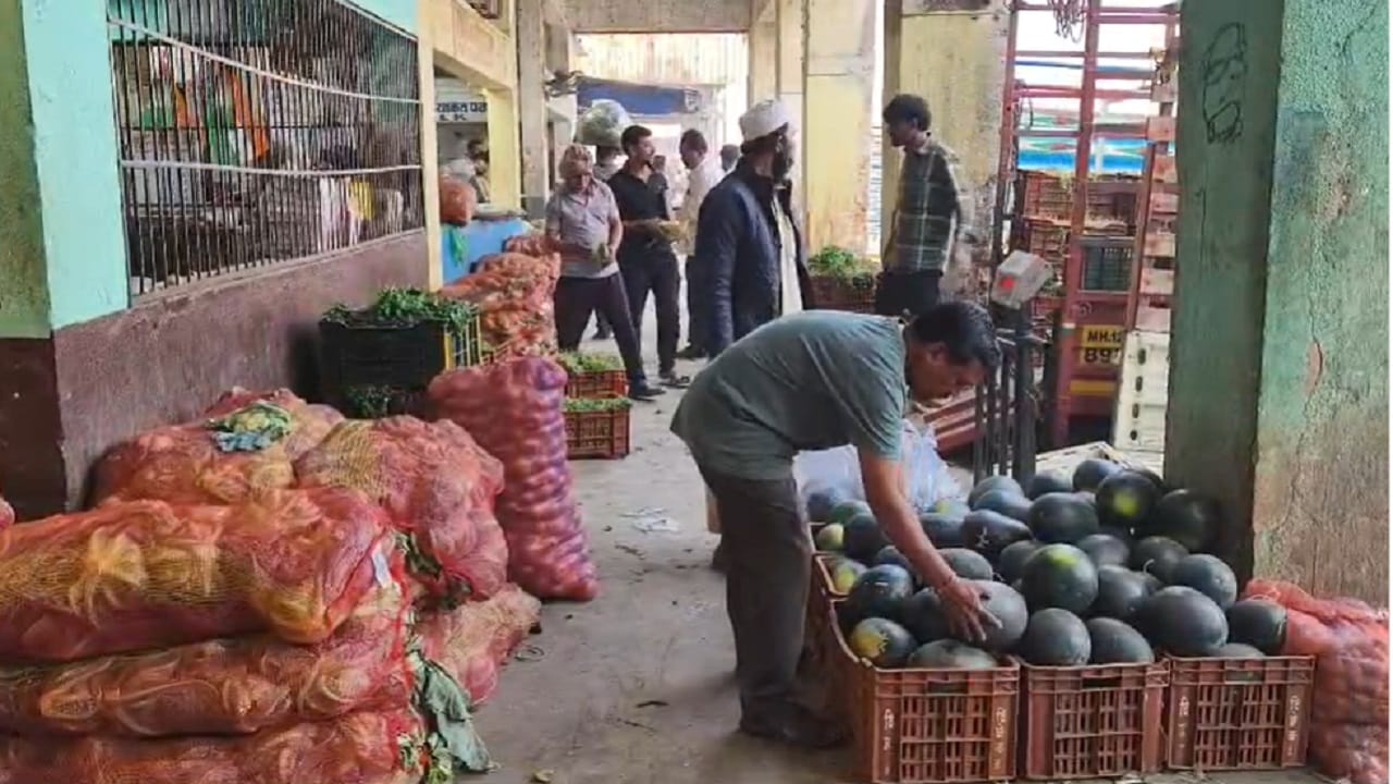 दरम्यान, बाजारात मोठ्या प्रमाणात माल येत असला तरी विक्री होत नसल्याने व्यापाऱ्यांसमोरही मोठे संकट उभे राहिले आहे. त्यातच हॉटेल व्यवसायात कमर्शियल गॅसचा तुटवडा असल्याने हॉटेलमध्ये होणारी भाजीपाला विक्रीही कमी होण्याची शक्यता व्यक्त केली जात आहे. त्यामुळे परिस्थिती अशीच राहिली तर शेतकरी आणि व्यापाऱ्यांवर मोठे आर्थिक संकट ओढवण्याची भीती व्यक्त केली जात आहे.