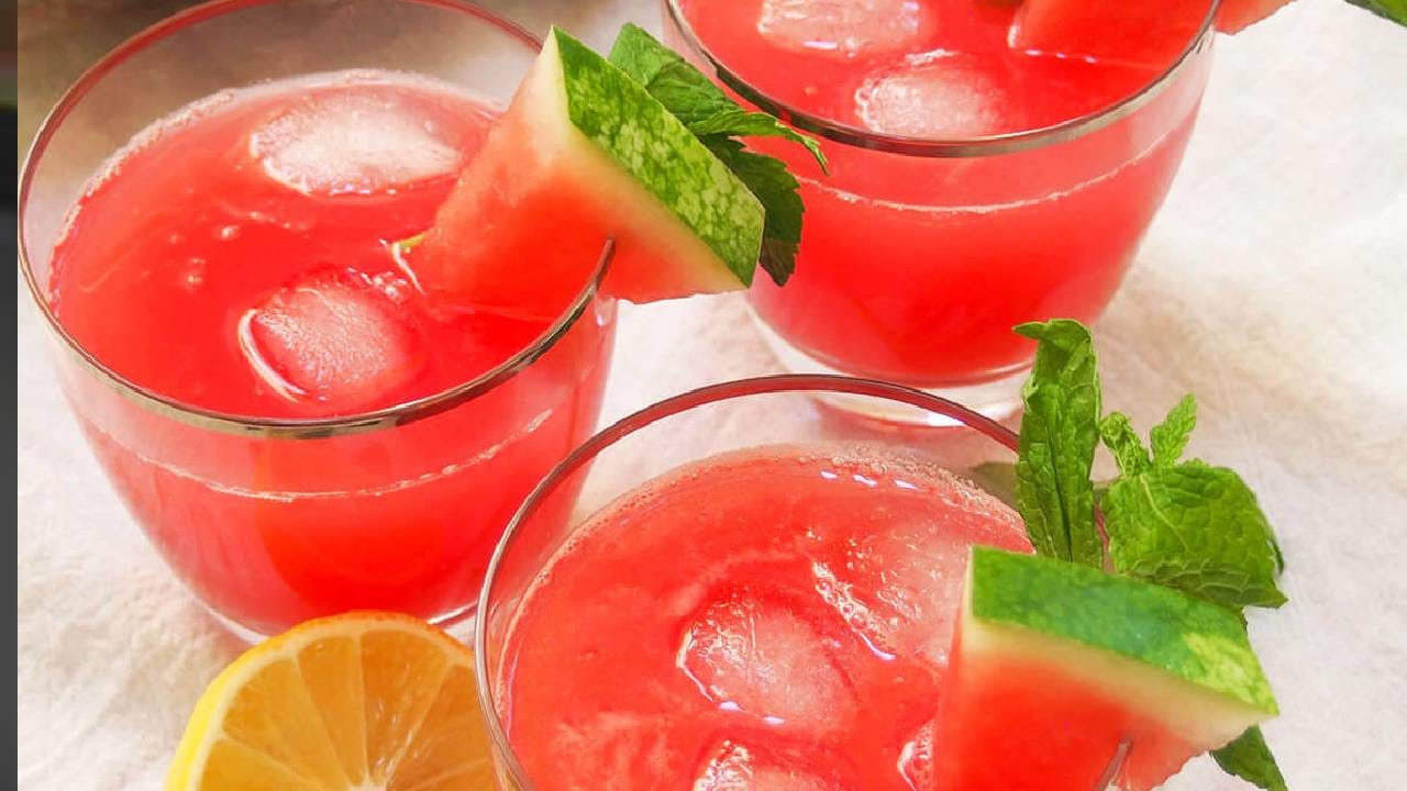 कायम लक्षात ठेवा की, कलिंगडचा ज्यूस करताना त्यात लिंबाचा रसही मिक्स करा. कलिंगडच्या ज्यूसमध्ये लिंबाचा रस मिक्स केल्याने अधिक फायदेशीर ठरते. 