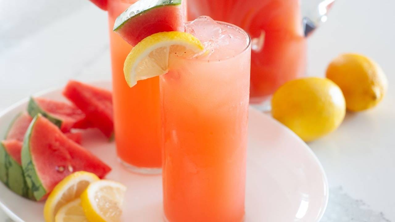 उन्हाळ्यात आरोग्याची काळजी घेणे अत्यंत महत्वाचे आहे. एकदा जर आजारी पडलात तर समस्या अधिक वाढण्याची शक्यता असते. उन्हाळ्यात आपल्या शरीराला अधिक पाण्याची गरज असते.