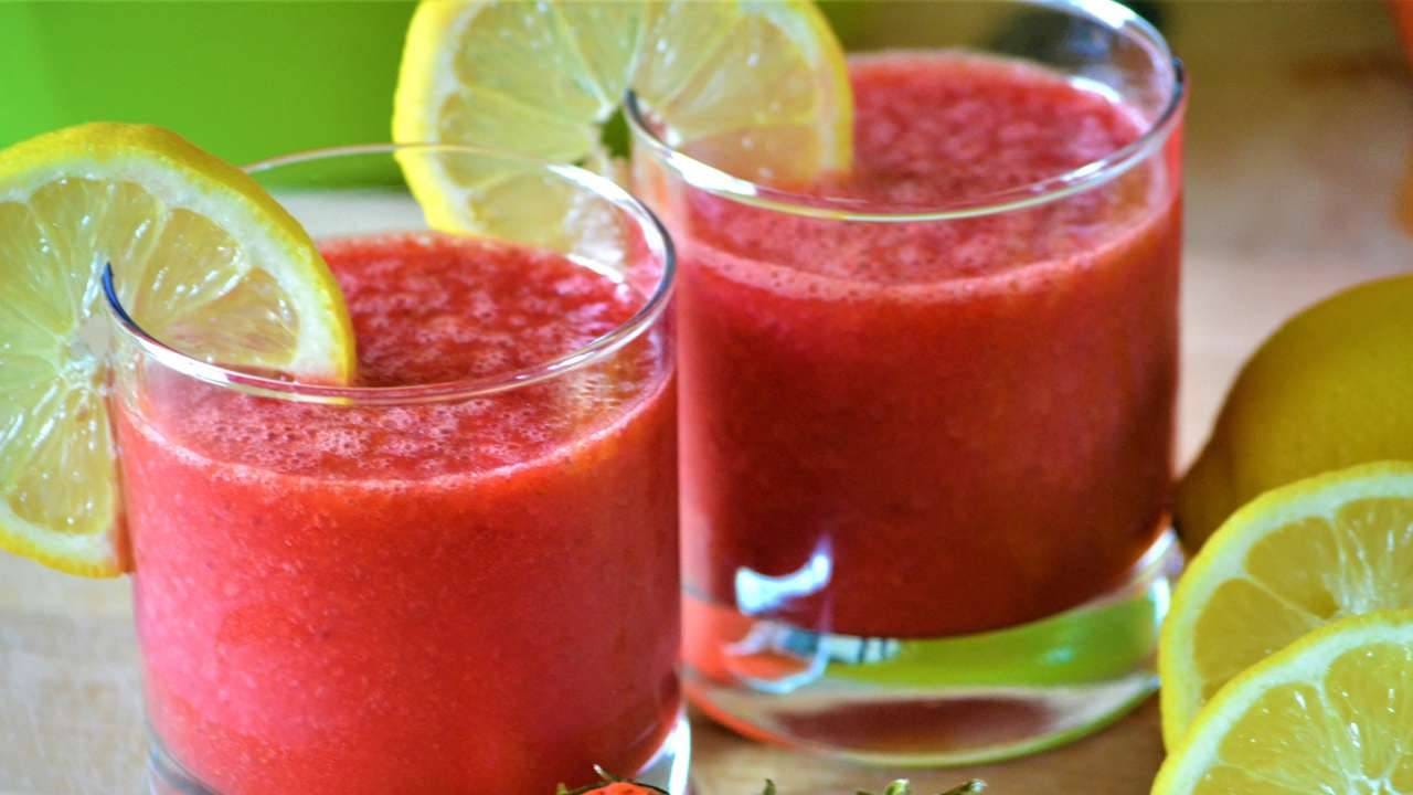 कलिंगड खाल्ल्याने आरोग्याच्या असंख्य समस्या दूर होतात. कलिंगडमध्ये 95 टक्के पाणी असते. आपल्याला कलिंगड तसेच खायला आवडत नसेल तर आपण कलिंगडच्या ज्यूसचाही आहारात समावेश करू शकता.