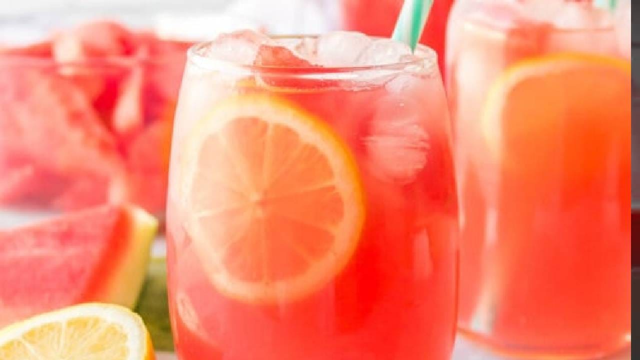  ज्यामुळे उन्हाळ्यात जास्तीत जास्त शितपेय पिण्यावर भर देणे फायदेशीर ठरतो. उन्हाळ्यात सर्वात बेस्ट पर्याय कलिंगड ठरते. दररोजच्या आहारात कलिंगडचा समावेश करा. 