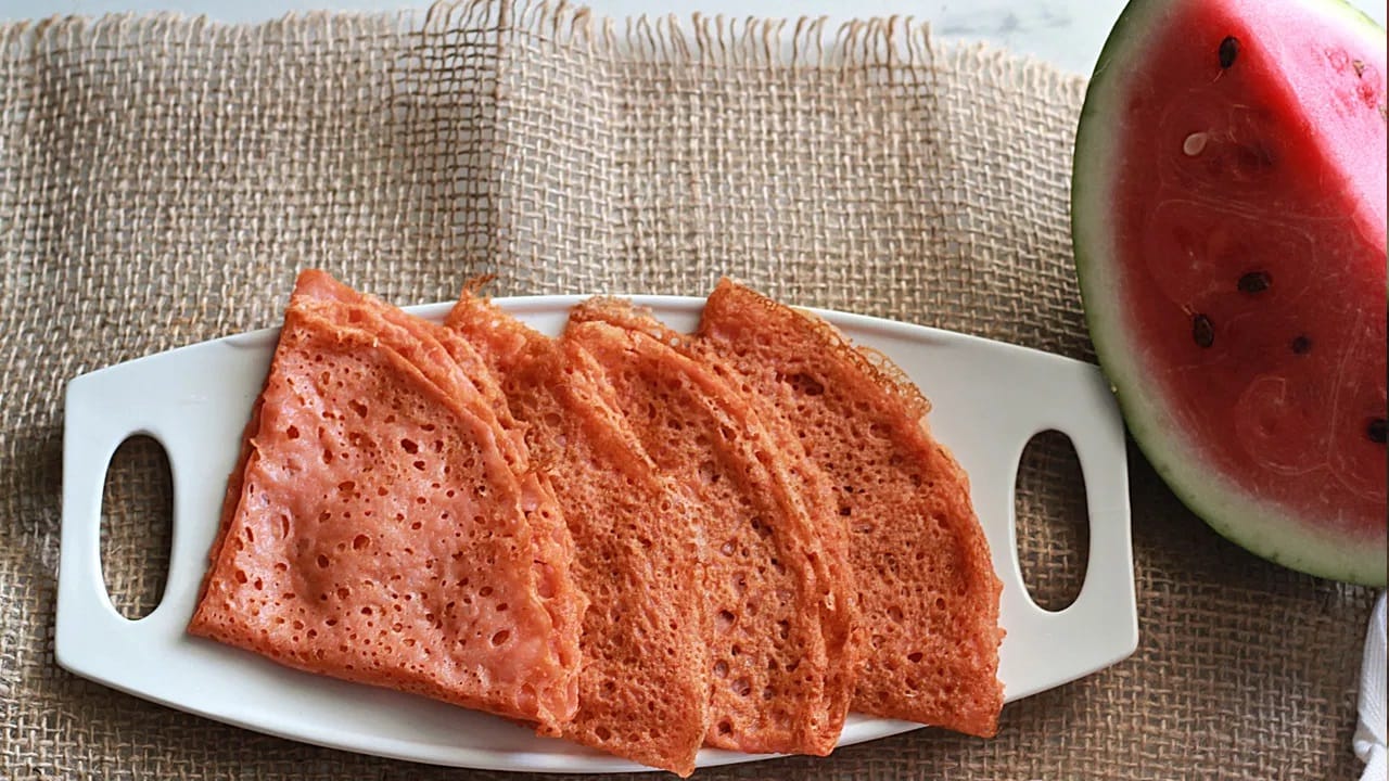 आता डोस्याच्या मिश्रणात मीठ घाला आणि चांगले मिसळा आणि रात्रभर उबदार जागी ठेवा. यामुळे पीठ चांगले वाढण्यास मदत होईल आणि डोसा खूप कुरकुरीत होईल.