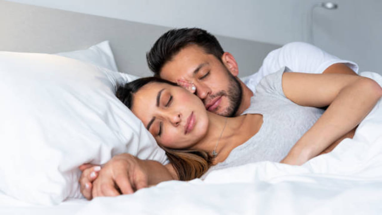 वास्तुशास्त्रानुसार पत्नीने पतीच्या डाव्या बाजूला झोपणे शुभ मानले जाते. यामुळे पती-पत्नीतील समन्वय वाढतो, वाद कमी होतात आणि संसार सुखकर राहतो, अशी श्रद्धा आहे. काही मान्यतांनुसार पत्नी डाव्या बाजूला झोपल्यास पतीच्या आयुष्यात स्थैर्य, प्रगती आणि उत्तम आरोग्य लाभते.