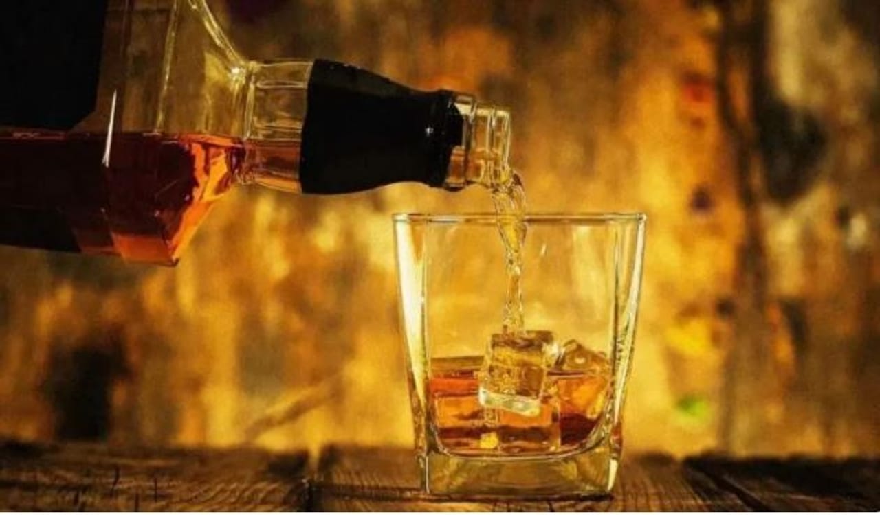 या जगात मद्यप्राशन करणाऱ्यांची अजिबात कमतरता नाही. मद्यप्राशन आरोग्यास हानिकारक असते, हे माहिती असूनही आज लाखो लोक वेगवेगळ्या प्रकारची मद्यं पितात. भारतात रम, स्कॉच, व्हिस्की, बिअर अशी वेगवेगळी मद्य पिली जातात.