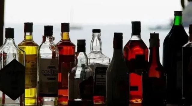 भारतात व्हिस्की पिणाऱ्यांचेही प्रमाण लक्षणीय आहे. भारतात व्हिस्कीचे अनेक ब्रँड्स आहेत. 500 रुपयांपेक्षा कमी किंमत असणारे व्हिस्कीचे कोणकोणते ब्रँड्स आहेत, ते जाणून घेऊ या. विशेष म्हणजे हे सर्व ब्रँड्स खूपच प्रसिद्ध आहेत.