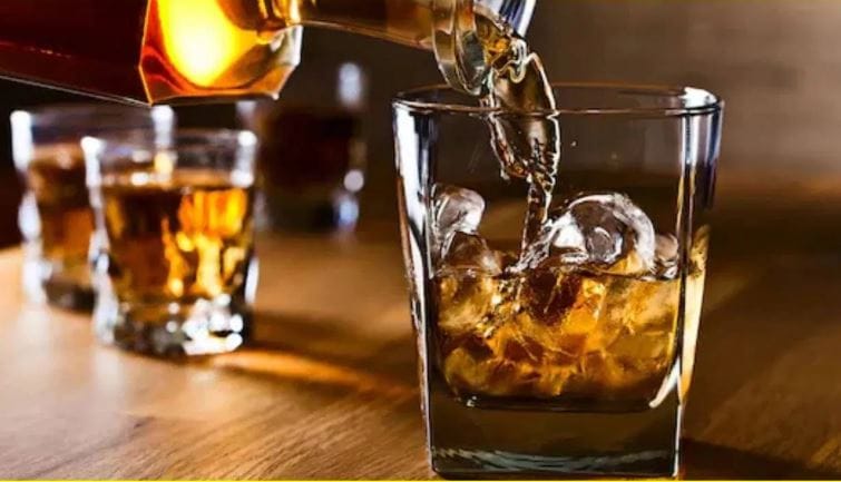 रॉयल स्टॅक हा व्हिस्कीचा ब्रँड 1955 साली सुरु करण्यात आला होता. या व्हिस्कीची आजची किंमत 490 रुपये आहे. Pernod Ricard India नावाच्या कंपनीकडून या व्हिस्कीची निर्मिती केली जाते. डेनिस स्पेशल ही व्हिस्कीदेखील लोक आवडीने पितात. या व्हिस्कीची एक बॉटल फक्त 370 रुपयांना मिळते.