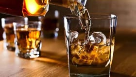 व्हिस्कीचा सर्वात भारी ब्रँड, किंमत फक्त 350 रुपये, नाव काय?.