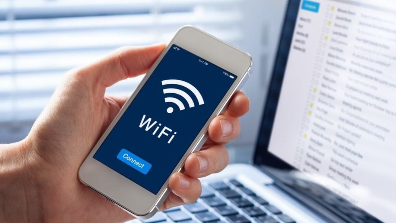 जुन्या मॉडेल्ससाठी कंपन्या सॉफ्टवेअर अपडेट्स देणे बंद करतात. यामुळे हॅकर्सना तुमची वैयक्तिक माहिती, पासवर्ड किंवा बँकिंग डिटेल्स चोरणे सोपे जाते. नवीन राउटर्समध्ये WPA3 सारखी प्रगत सुरक्षा प्रणाली असते.