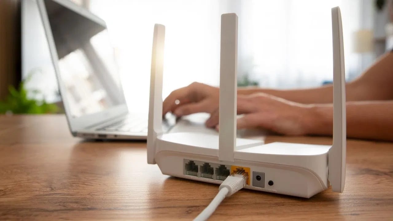 रात्री झोपण्यापूर्वी बरेच लोक त्यांचे वाय-फाय राउटर चालू ठेवतात. जर तुम्हाला रात्री इंटरनेटची आवश्यकता नसेल, तर राउटर बंद करा. कारण राउटर वापरात नसतानाही वीज वापरत राहतो. ते बंद केल्याने केवळ वीज वाचत नाही तर डिव्हाइसचे आयुष्य देखील वाढते.