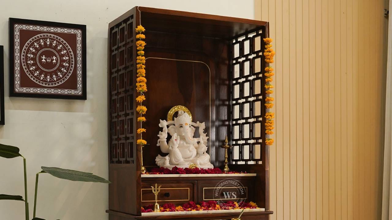 जर तुमच्या घरात लाकडी देवघर असेल, तर ‘या’ वास्तु टिप्स लक्षात ठेवा