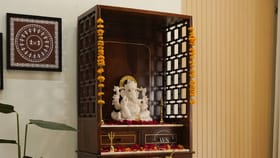 जर तुमच्या घरात लाकडी देवघर असेल, तर 'या' वास्तु टिप्स लक्षात ठेवा.