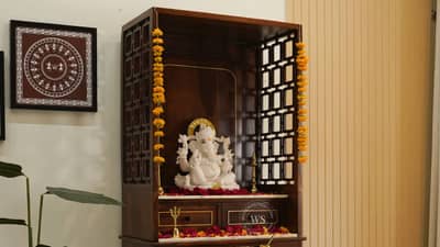 जर तुमच्या घरात लाकडी देवघर असेल, तर या वास्तु टिप्स लक्षात ठेवा