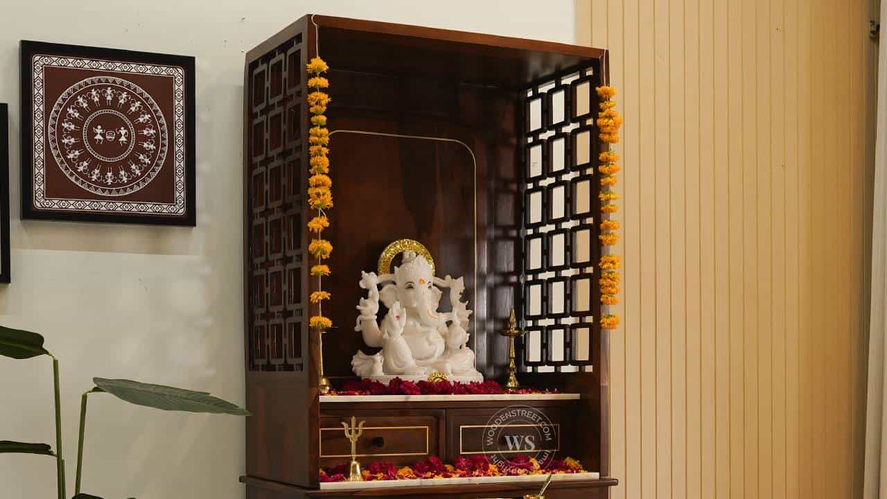 जर तुमच्या घरात लाकडी देवघर असेल, तर या वास्तु टिप्स लक्षात ठेवा