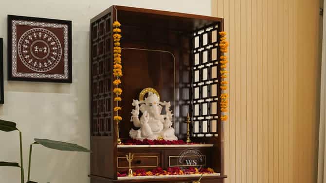 जर तुमच्या घरात लाकडी देवघर असेल, तर या वास्तु टिप्स लक्षात ठेवा