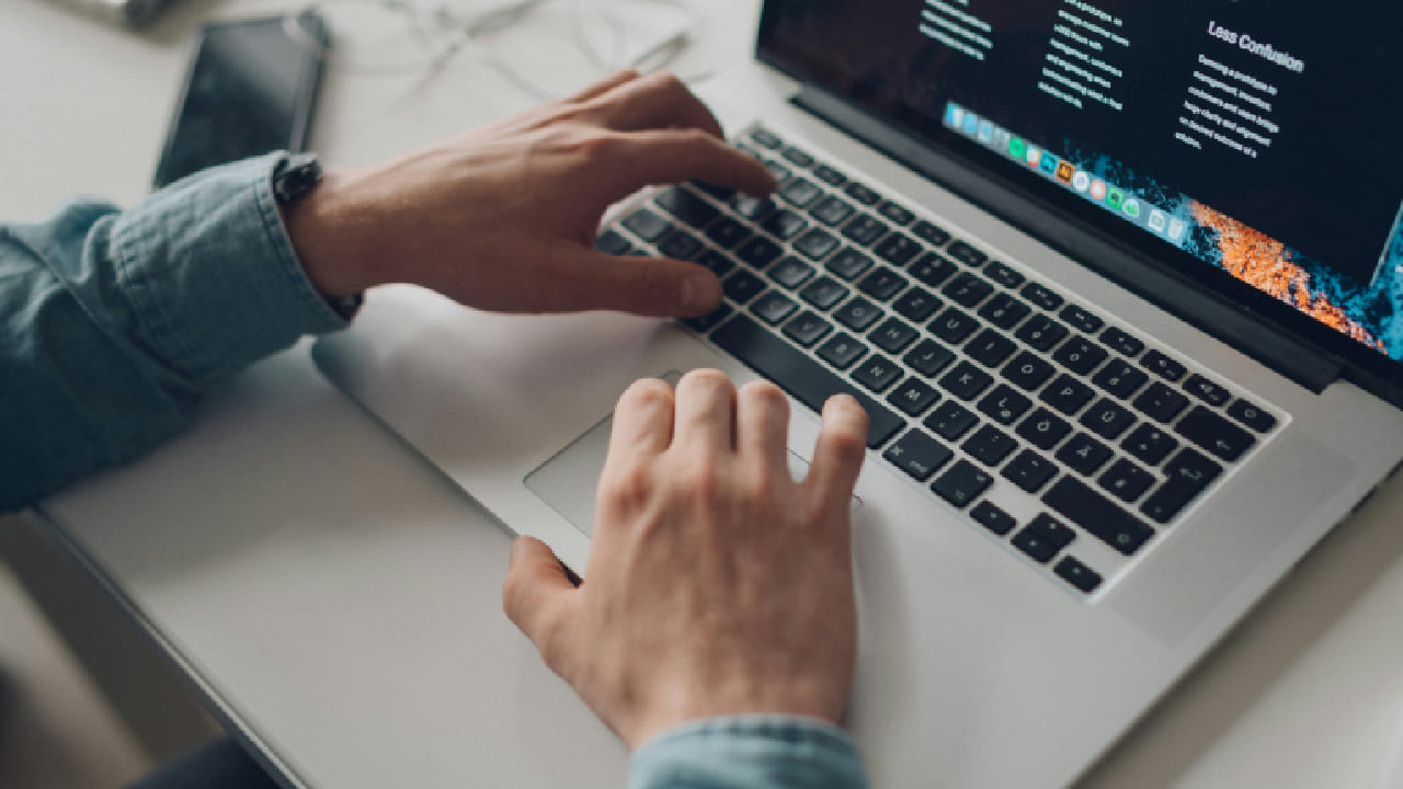 जर कोणी व्यक्ती रविवारी दुकान उघडून व्यवसाय करताना किंवा इतर प्रकारचे काम करताना आढळली तर तिच्यावर कारवाई केली जाऊ शकते. अशा वेळी त्या व्यक्तीवर दंड आकारला जाऊ शकतो किंवा काही प्रकरणांमध्ये तुरुंगवासाची शिक्षा देखील होऊ शकते. 