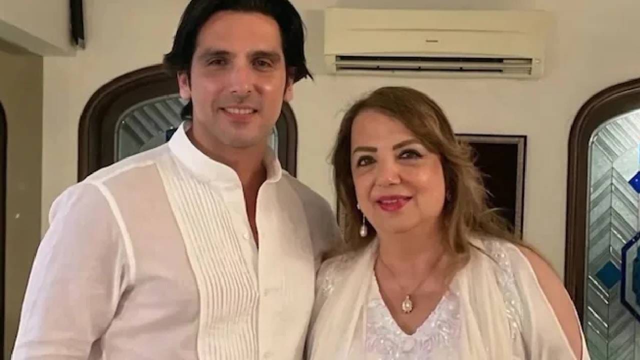 मुस्लीम असून हिंदू पद्धतीनुसार आईवर अंत्यसंस्कार का? अखेर जायेद खानने सोडलं मौन मुस्लीम असून हिंदू पद्धतीनुसार आईवर अंत्यसंस्कार का? अखेर जायेद खानने सोडलं मौन