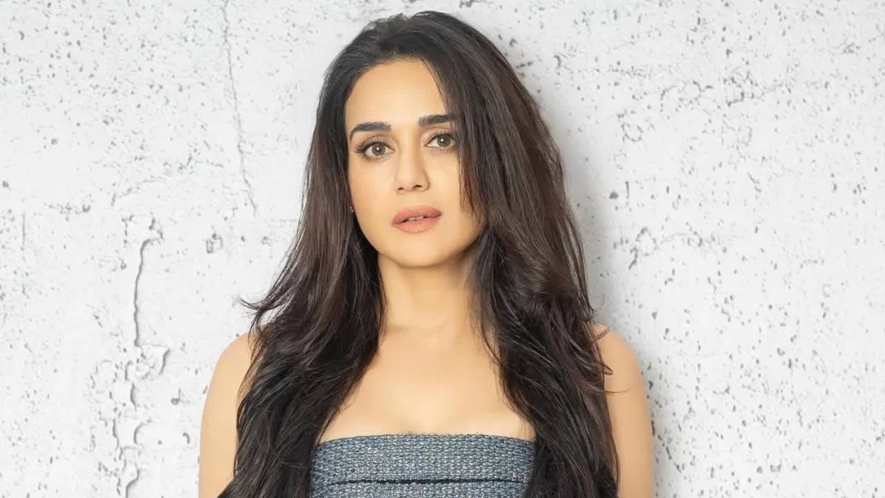 Preity Zinta Property Deal :  बॉलिवूड अभिनेत्री प्रिती झिंटा अचानक चर्चेत आली आहे. यावेळी कुठल्या चित्रपटासाठी नाही, तर  प्रॉपर्टी डीलसाठी तिची चर्चा होतेय. प्रितीने मुंबईतील तिचा एका फ्लॅट विकल्याची माहिती आहे. 