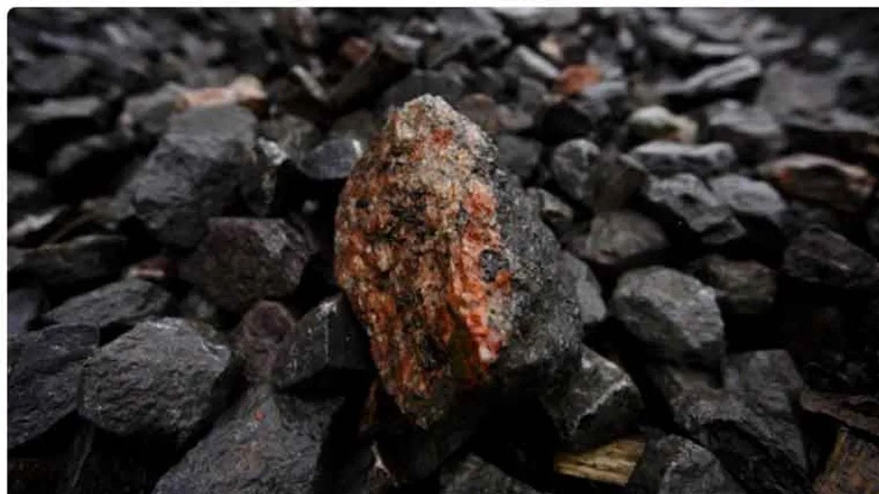 अमेरिका आणि इराणमध्ये अजूनही मोठा तणाव पहायला मिळत आहे. अमेरिकेनं घेतलेल्या भूमिकेमुळे पुन्हा एकदा इराणकडून स्ट्रेट ऑफ होर्मूज बंद करण्यात आला. आता अशी देखील बातमी समोर येत आहे की, इराण अमेरिकेकडे आपल्याकडे असलेलं 450 किलोग्रॅम इनरिच्ड युरेनियम सोपवणार नाही. 