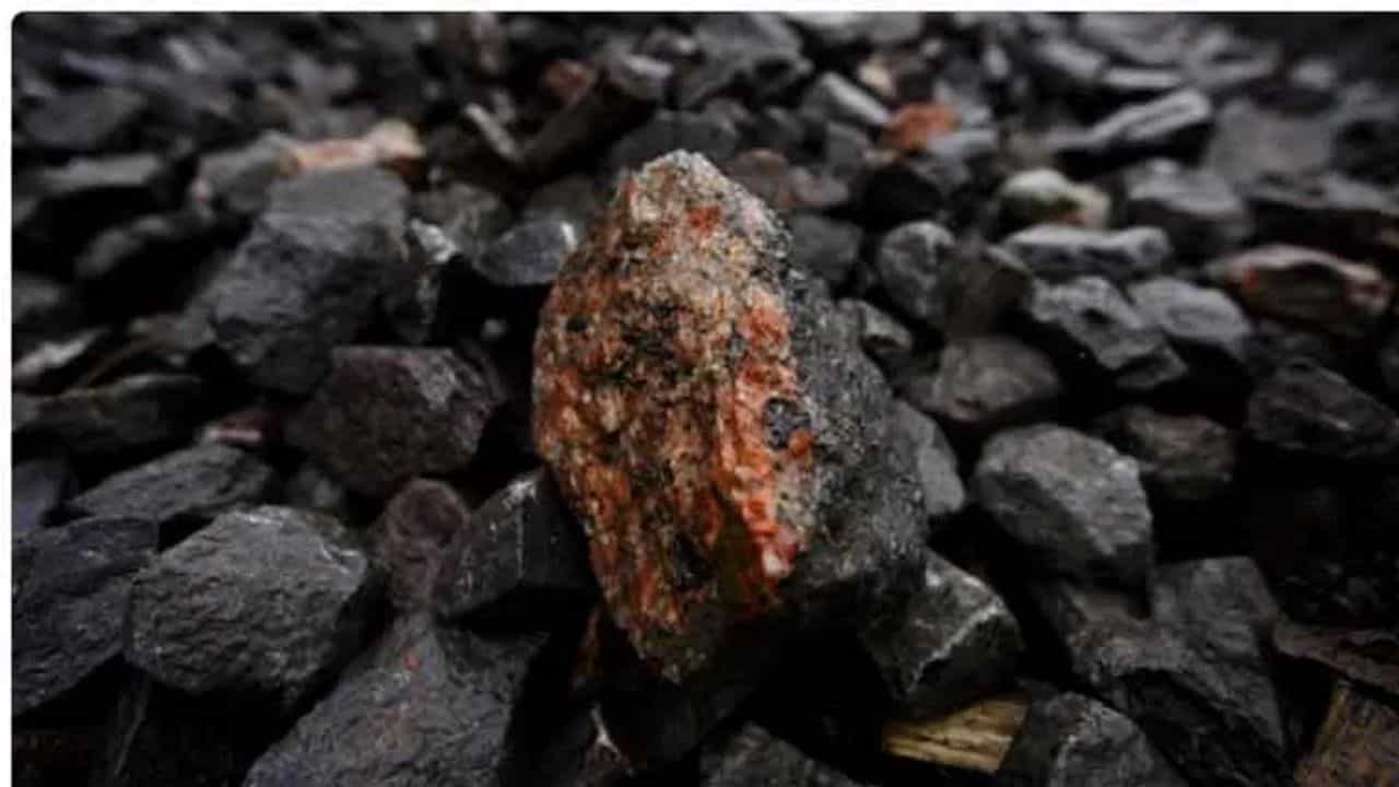 अमेरिका आणि इराणमध्ये अजूनही मोठा तणाव पहायला मिळत आहे. अमेरिकेनं घेतलेल्या भूमिकेमुळे पुन्हा एकदा इराणकडून स्ट्रेट ऑफ होर्मूज बंद करण्यात आला. आता अशी देखील बातमी समोर येत आहे की, इराण अमेरिकेकडे आपल्याकडे असलेलं 450 किलोग्रॅम इनरिच्ड युरेनियम सोपवणार नाही.
