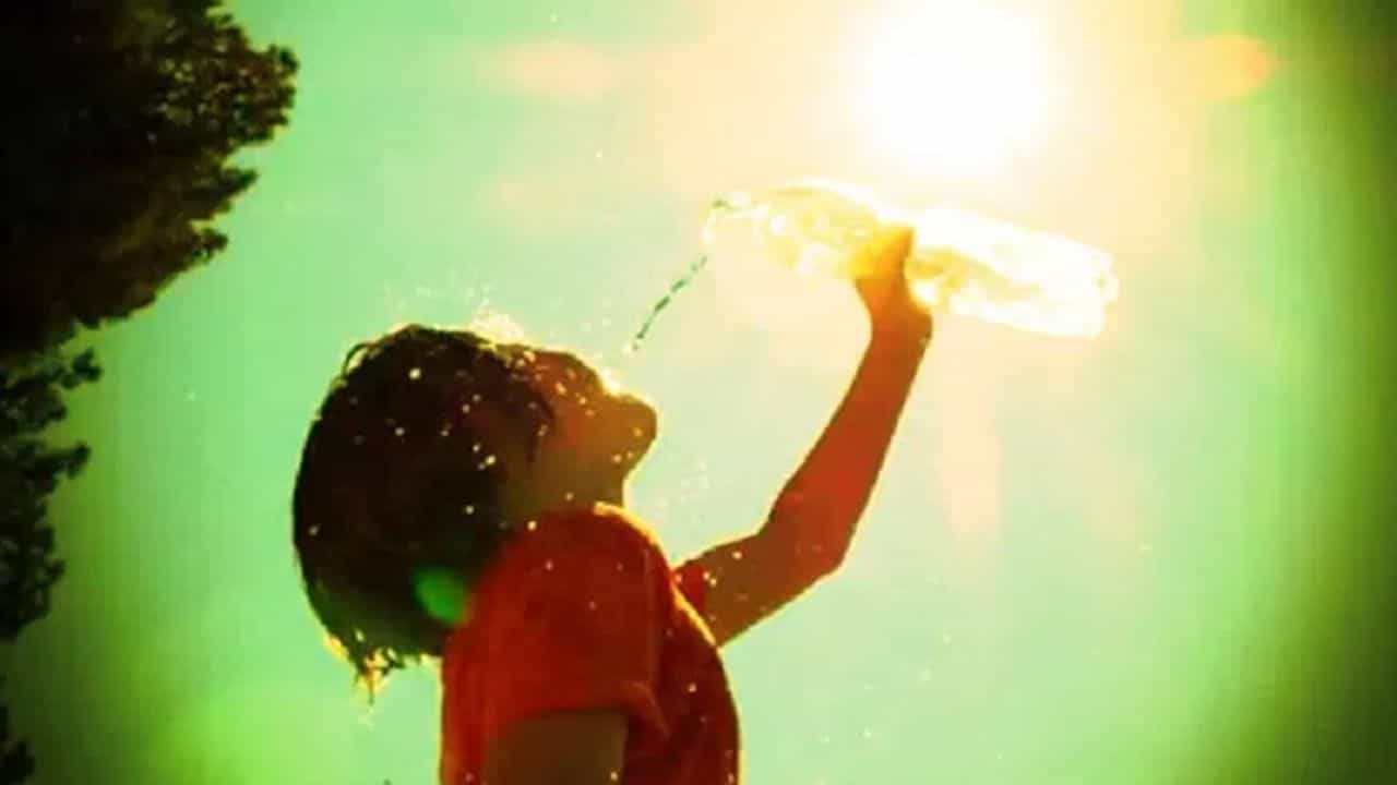 देशासह राज्यात उष्णतेची लाट आल्याचं पहायला मिळत आहे. अनेक शहराचं तापमान हे 42 अंश सेल्सिअसच्याही पुढे गेलं आहे. वाढत्या तापमानाचा नागरिकांना मोठा फटका बसत आहे. जाणून घेऊयात देशातील सर्वाधिक तापमान असलेल्या दहा शहरांबद्दल.