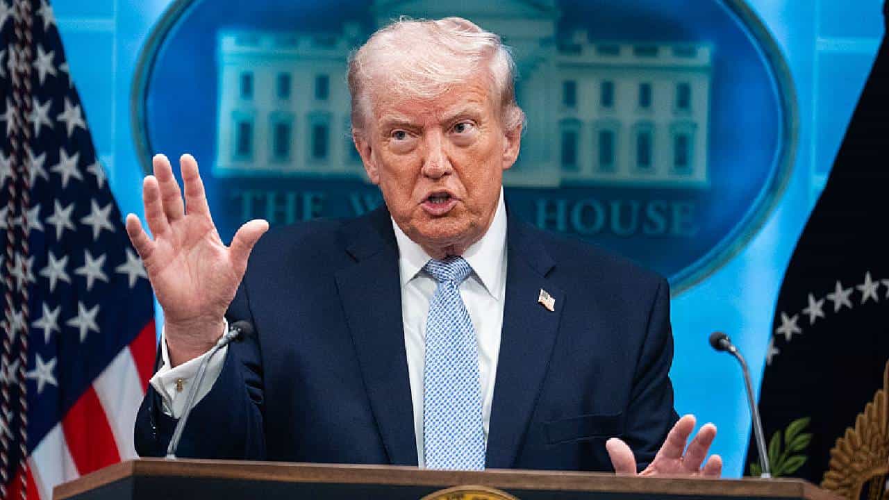 US Iran Peace Talks In Islamabad : इराण जिवंत आहे फक्त... ट्रम्प यांची पुन्हा धमकी; शांतीवार्ते आधीच दिलं टेन्शन; आता...