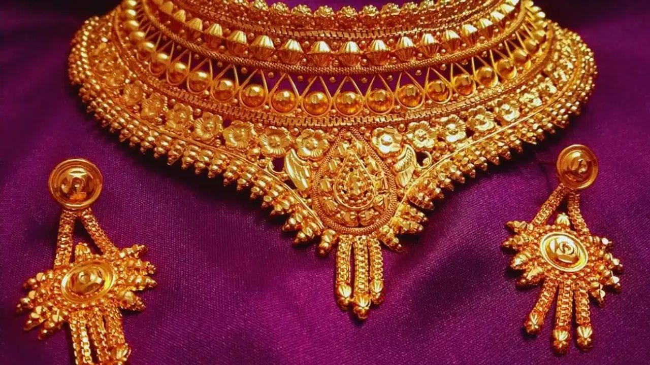 युद्धामुळे अनेक देशांनी सोन्याचा साठा वाढवण्यास सुरुवात केली आहे. जागतिक मार्केटमध्ये सोन्याला मागणी वाढल्यामुळे त्याचा फटका हा स्थानिक पातळीवर देखील मोठ्या प्रमाणात बसत असल्याचं दिसून येत आहे. 