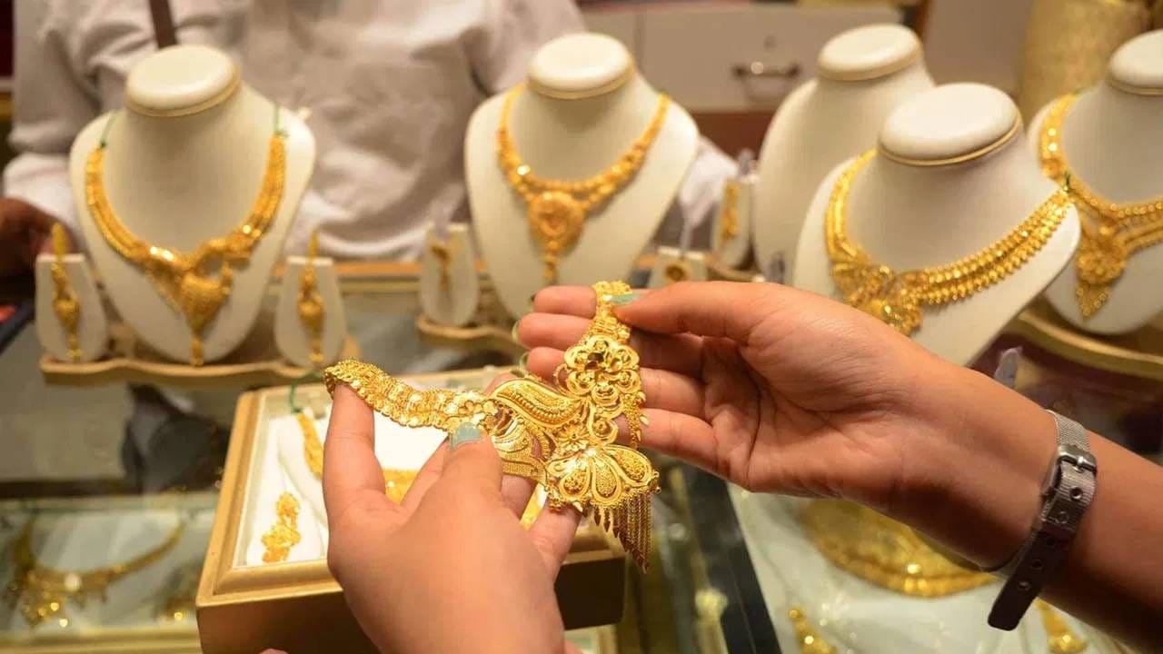 Gold Price Today : डोनाल्ड ट्रम्प यांच्या घोषणेनंतर आजही सोनं… सराफा बाजारात मोठा उलटफेर ! आजचे दर पाहिलेत का ?