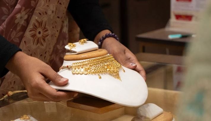 आज (24 एप्रिल) पुन्हा सोन्याच्या दरात घसरण झाल्याचे पाहायला मिळाले. सोनं आज 500 रूपयांची तर चांदीच्या दरात 3 हजार रुपयांची घसरण झाली आहे. या घसरणीसह सोन्याचा दर जीएसटीसह 1 लाख 55 हजार रुपये प्रति 10 ग्रॅमपर्यंत खाली आला आहे.