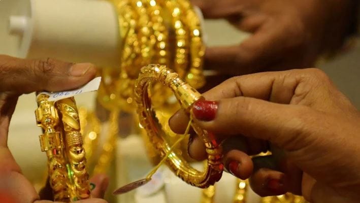 चांदीच्या भावात एकाच दिवसात 3 हजार रुपयांनी घसरण झाली आहे. या घसरणीसह चांदीचा दर जीएसटीसह 2 लाख 52 हजार 350 रुपयांवर आला आहे. आठवडाभरात सोन्याच्या दरात 2 हजार 300 रूपयांची तर चांदीच्या दरात 15 हजार रुपयांची घसरण झाली आहे. 