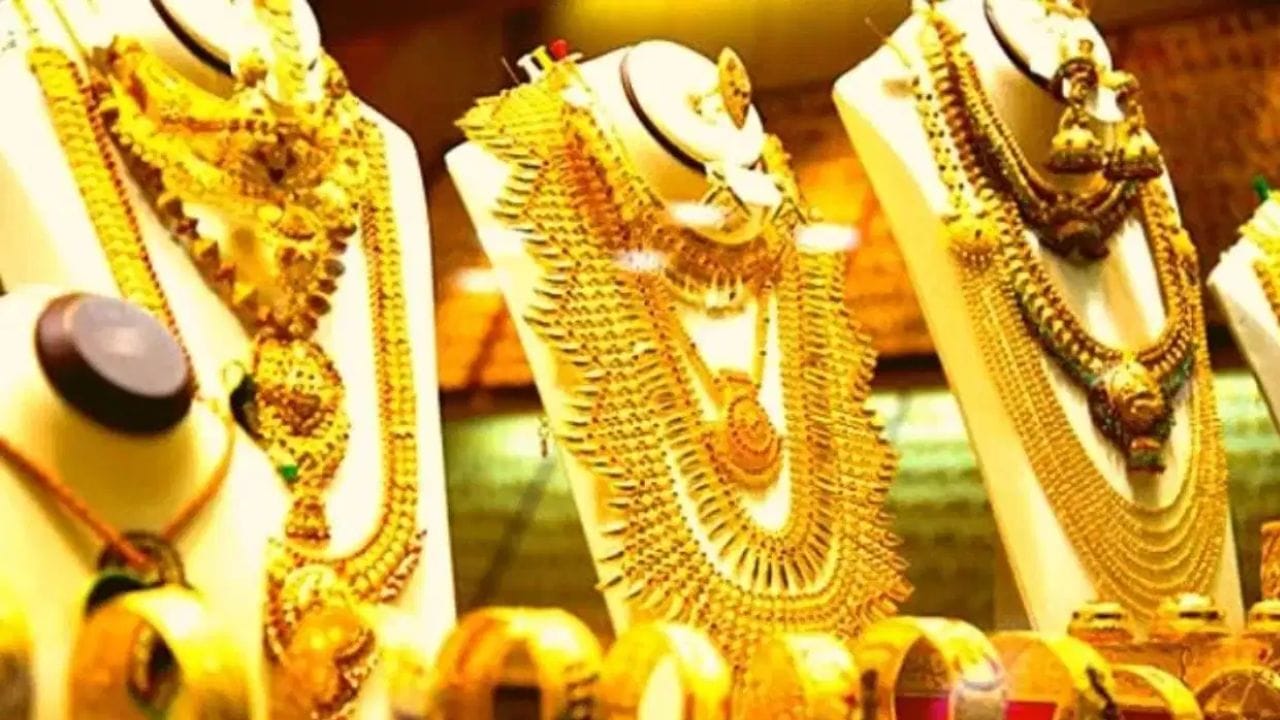 गेल्या काही दिवसांपासून सोने -आणि चांदीच्या दरात सातत्याने वाढच होत आहे. यामुळे सोन्याची खरेदी आता सर्वसामान्यांच्या आवाक्याबाहेर गेल्याचं पहायला मिळत आहे. 
