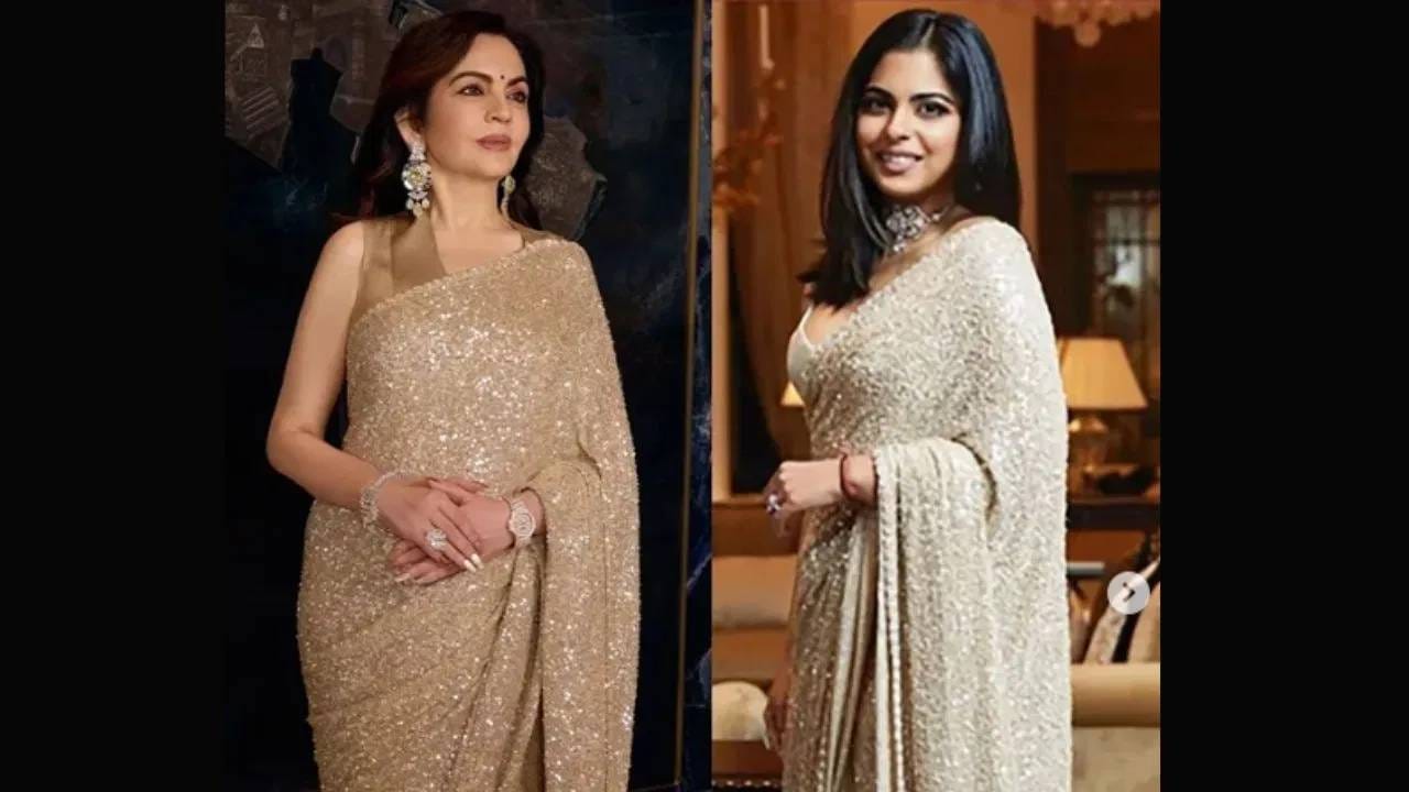 नीता अंबानी यांनी सब्यसाचीच्या 'आकाशत्र साडी 2020' कलेक्शनमधील एक सोनेरी साडी नेसली होती. नाजूक सिक्विनचे काम असलेल्या या सोनेरी-बदामी रंगाच्या साडीमध्ये त्या अत्यंत सुंदर आणि राजेशाही दिसत होत्या. या साडीला जड काठ किंवा पारंपरिक भरतकाम नाही त्यामुळे ती साधा पण अत्यंत ग्लॅमरस लुक देते. ही साडी यापूर्वी ईशा अंबानी यांनी नेसली होती. (Photo : Google)