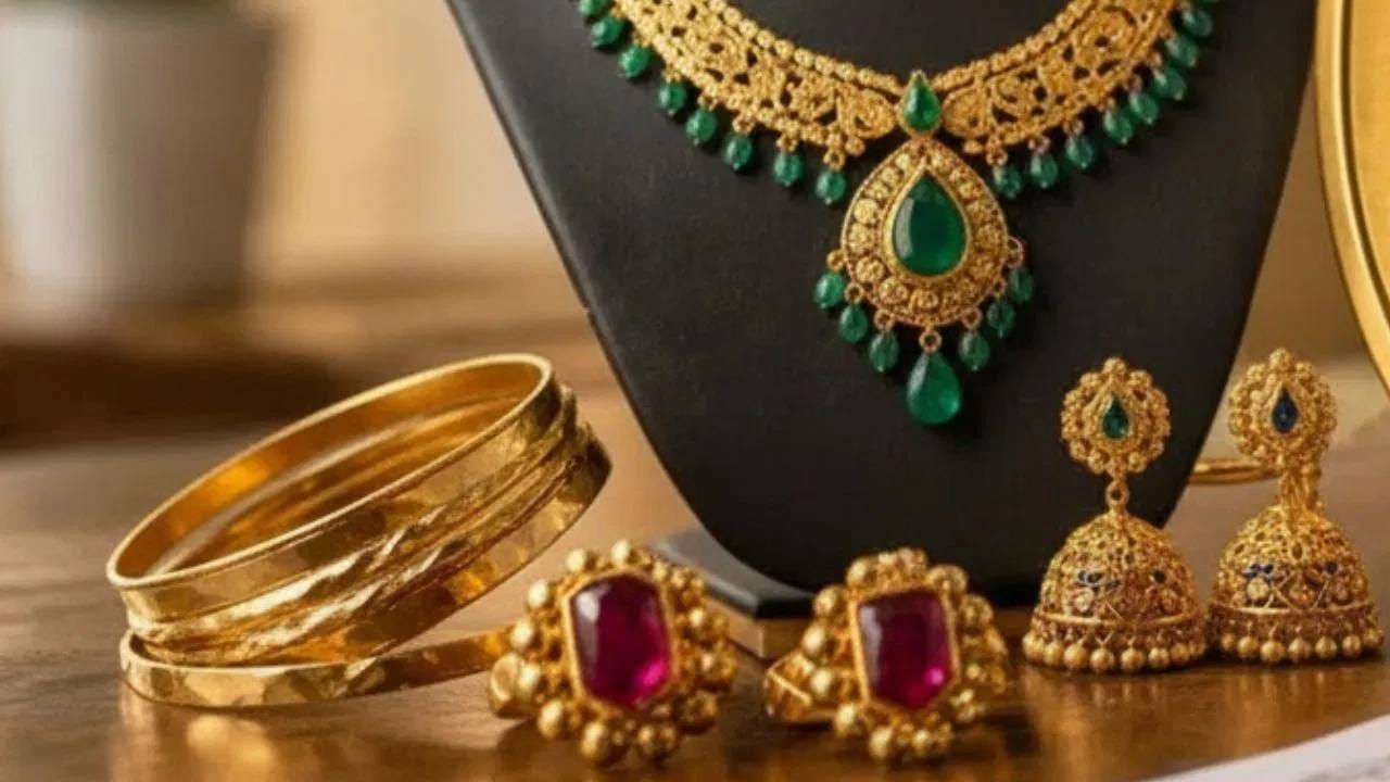 कमॉडिटी एक्सपर्टनुसार, सोन्याच्या किमती केवळ अफवांवर ठरत नाहीत. अमेरिकेच्या फेडरल रिझर्व्हचे निर्णय, रुपयाचे अवमूल्यन आणि महागाई हे घटक देखील सोन्याच्या भाववाढीस कारणीभूत ठरतात. युद्धामुळे बहुतांश वस्तूंच्या पुरवठ्यात व्यत्यय आला आहे, ज्यामुळे किमती वाढल्या आहेत. साहजिकच, दीर्घकाळ चाललेल्या युद्धाचा, सोन्यावरही परिणाम होऊ शकतो. मात्र जर त्यावर तोडगा निघाला, तर किमती कमी होण्याचीही शक्यता आहे.