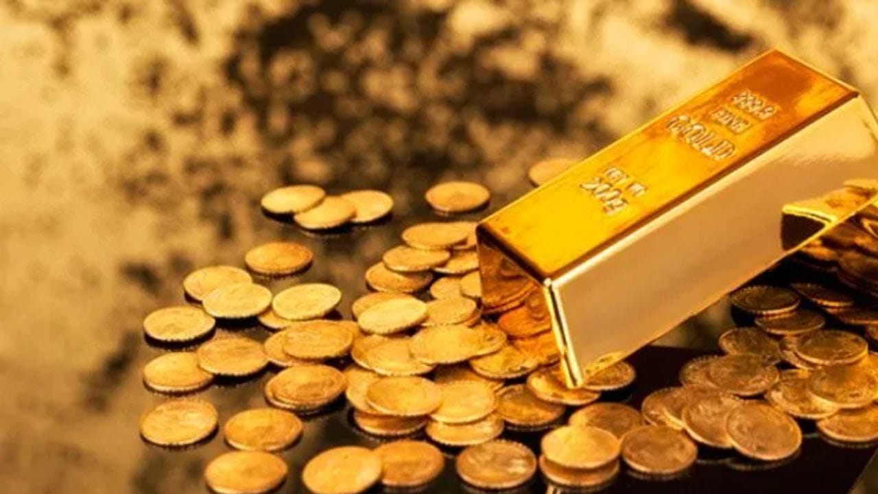 फेब्रुवारी 2026 मध्ये पोलंडने सर्वात जास्त सोन्याची खरेदी केली आहे. पोलंडने एकाच महिन्यात तब्बल 20 टन सोन्याची खरेदी केली आहे. आता पोलंडचा एकूण सुवर्णसाठा तब्बल 570 टनावर पोहोचला आहे. या शर्यतीमध्ये पोलंडने भारत आणि चीनला देखील मागे टाकलं आहे.