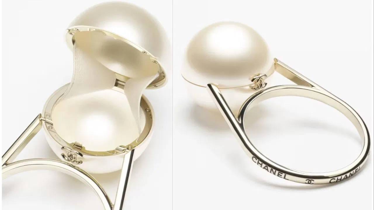 मात्र नीता अंबानींच्या सोनेरी साडीपेक्षा त्यांच्या हातातल्या मोत्यांच्या पर्सने लोकांचे लक्ष वेधून घेतलं. एवढ्याशा लहान पर्समध्ये कोणत्या वस्तू मावू शकतात याचा अंदाज अनेक युजर्स लावत होते. तर काही लोकांना त्या पर्सची किंमत ऐकून आश्चर्याचा धक्का बसला. विशेष म्हणजे ही पर्स 'शनेल' ब्रँडची आहे; तिच्या डिझाइनमध्ये मोत्यांची मोठी नक्षी आणि एक अनोखी रिंग-हँडल अशी रचना आहे. या पर्सची किंमत ऐकून तुम्हीही आश्चर्यचकित व्हाल. (Photo : Google)