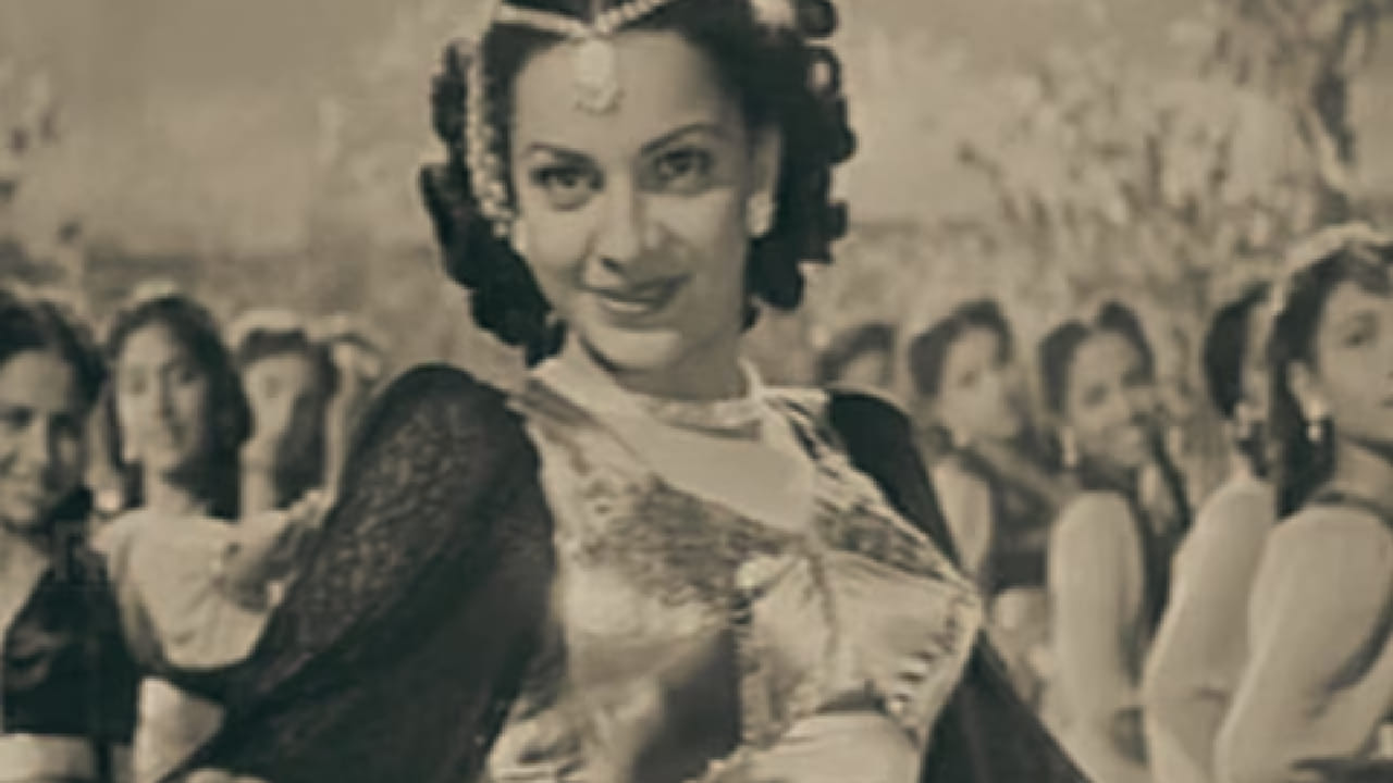 करिअरच्या शिखरावर असताना कुक्कू मोरे यांचं आयुष्य अत्यंत ऐश्वर्यसंपन्न होतं. त्या तीन-तीन आलिशान गाड्यांमध्ये फिरत असत, ज्यापैकी एक गाडी त्यांच्या पाळीव कुत्र्यांसाठी असल्याचंही सांगितलं जातं. असंही म्हटलं जातं की त्या आपले कपडे पुन्हा कधी वापरत नसत. त्यांच्या जीवनात ग्लॅमर, प्रसिद्धी आणि ऐशोआराम यांचा मोठा प्रभाव होता.