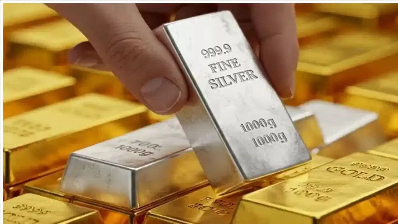 जळगावच्या सराफा बाजारात सोन्या आणि चांदीच्या दरात मोठी घसरण झाली आहे. सोन्याच्या दरात प्रती तोळा 1 हजार 600 रुपयांची तर चांदीच्या दरात प्रति किलो 3 हजार रुपयांची घसरण झाली आहे.  